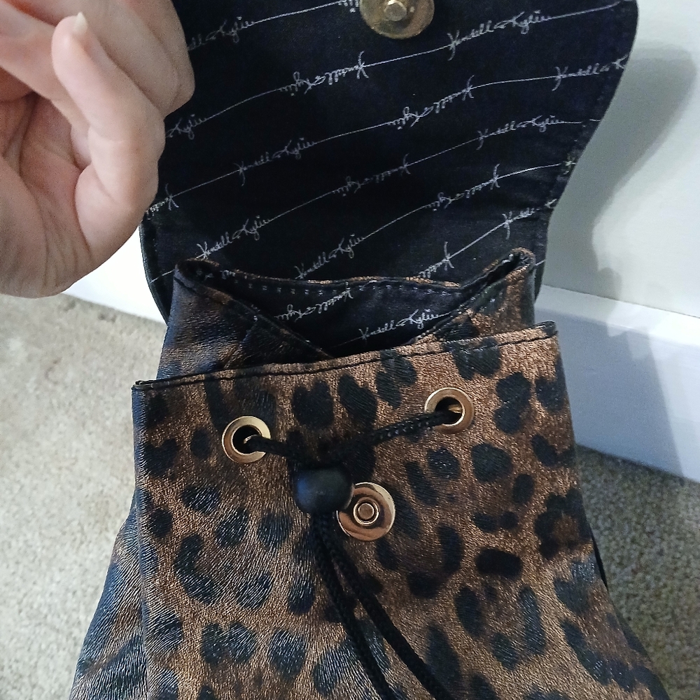 🤯 2/$15 Kendall & Kylie Los Angeles Cheetah Print Small Bucket Bag - Picture 5 of 11